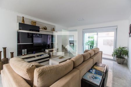 Sala de TV de casa de condomínio para alugar com 4 quartos, 258m² em Alphaville, Santana de Parnaíba