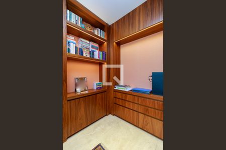 Apartamento à venda com 370m², 3 quartos e 5 vagas Apartamento à venda com 370m², 3 quartos e 5 vagasEscritório