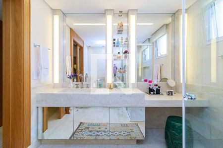 Apartamento à venda com 370m², 3 quartos e 5 vagas Apartamento à venda com 370m², 3 quartos e 5 vagasSuíte Principal - Banheiro 2