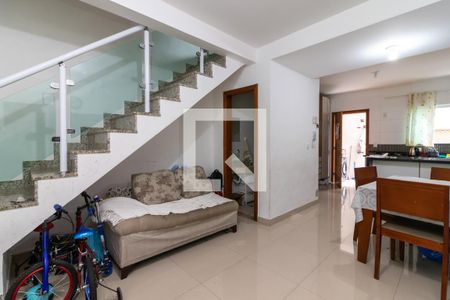 Sala de Estar de casa de condomínio para alugar com 2 quartos, 80m² em Jardim Primavera, São Paulo