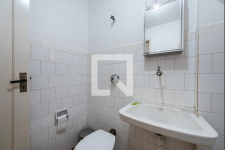 Banheiro de kitnet/studio para alugar com 1 quarto, 28m² em Ponta da Praia, Santos