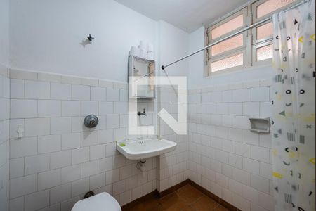 Banheiro de kitnet/studio para alugar com 1 quarto, 28m² em Ponta da Praia, Santos