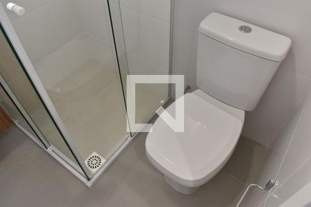 Banheiro de kitnet/studio para alugar com 1 quarto, 26m² em Prado Velho, Curitiba