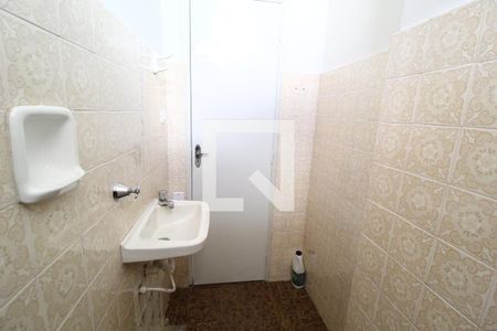 Banheiro de kitnet/studio para alugar com 1 quarto, 25m² em Nossa Senhora Aparecida, Uberlândia