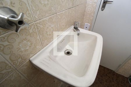 Banheiro de kitnet/studio para alugar com 1 quarto, 25m² em Nossa Senhora Aparecida, Uberlândia