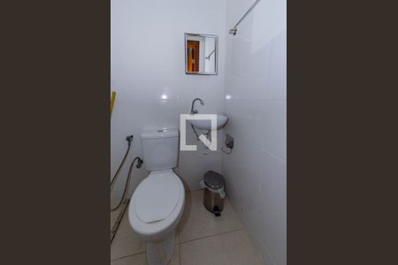 Banheiro de kitnet/studio para alugar com 1 quarto, 55m² em Caiçaras, Belo Horizonte