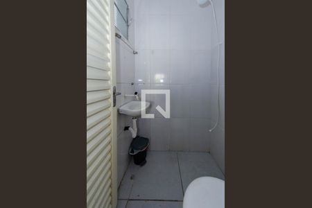 Banheiro de kitnet/studio para alugar com 1 quarto, 55m² em Caiçaras, Belo Horizonte