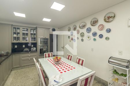Casa à venda com 500m², 4 quartos e 3 vagas Casa à venda com 500m², 4 quartos e 3 vagasCozinha