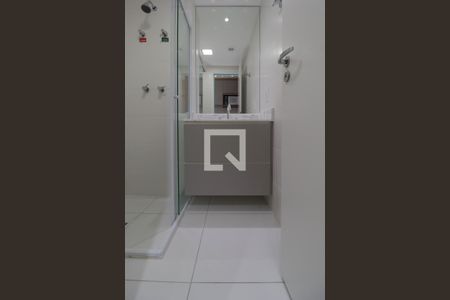 Banheiro de kitnet/studio para alugar com 1 quarto, 28m² em Sumarezinho, São Paulo