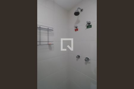 Banheiro de kitnet/studio para alugar com 1 quarto, 28m² em Sumarezinho, São Paulo