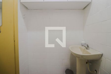 Banheiro de kitnet/studio para alugar com 1 quarto, 27m² em Floresta, Porto Alegre