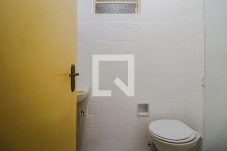 Banheiro de kitnet/studio para alugar com 1 quarto, 27m² em Floresta, Porto Alegre