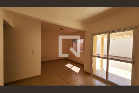 Casa de condomínio para alugar com 150m², 4 quartos e 3 vagasSala