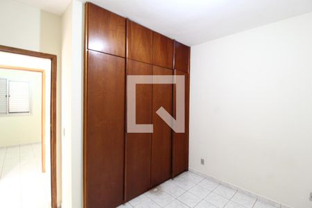 Quarto 1 de apartamento para alugar com 2 quartos, 50m² em Santa Mônica, Uberlândia