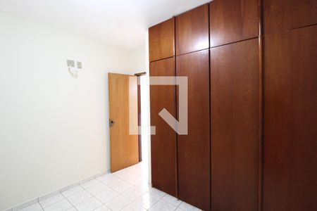 Quarto 1 de apartamento para alugar com 2 quartos, 50m² em Santa Mônica, Uberlândia