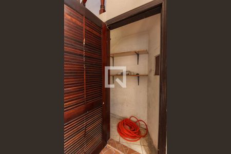 Casa à venda com 180m², 2 quartos e 3 vagas Casa à venda com 180m², 2 quartos e 3 vagasGaragem