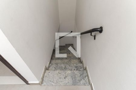 Casa à venda com 180m², 2 quartos e 3 vagas Casa à venda com 180m², 2 quartos e 3 vagasEscada