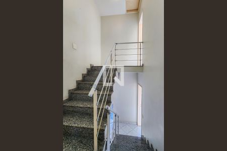 Casa de condomínio à venda com 181m², 3 quartos e 2 vagas Casa de condomínio à venda com 181m², 3 quartos e 2 vagasEscada