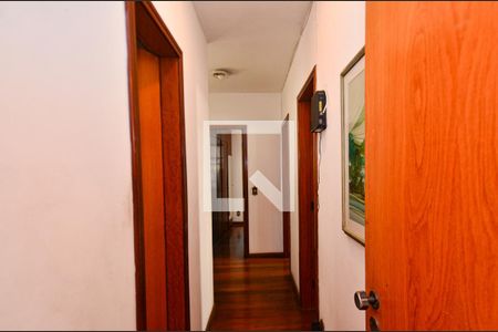 Corredor de apartamento para alugar com 3 quartos, 95m² em Santa Tereza, Belo Horizonte