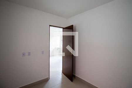 Quarto 1 de apartamento para alugar com 2 quartos, 40m² em Vila Taquari, São Paulo