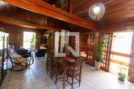 Sala de casa de condomínio à venda com 5 quartos, 199m² em Pendotiba, Niterói