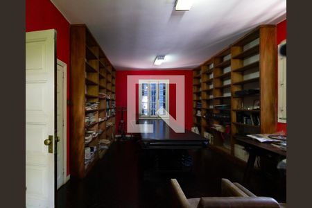 Casa à venda com 750m², 4 quartos e 5 vagas Casa à venda com 750m², 4 quartos e 5 vagasBiblioteca