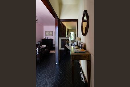 Casa à venda com 750m², 4 quartos e 5 vagas Casa à venda com 750m², 4 quartos e 5 vagasCorredor