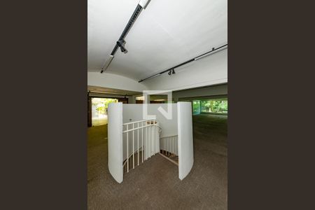 Casa à venda com 845m², 5 quartos e sem vaga Casa à venda com 845m², 5 quartos e sem vagaEscada