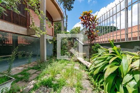 Casa à venda com 845m², 5 quartos e sem vaga Casa à venda com 845m², 5 quartos e sem vagaQuintal