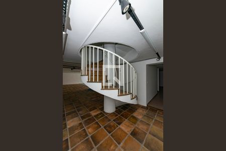 Casa à venda com 845m², 5 quartos e sem vaga Casa à venda com 845m², 5 quartos e sem vagaEscada