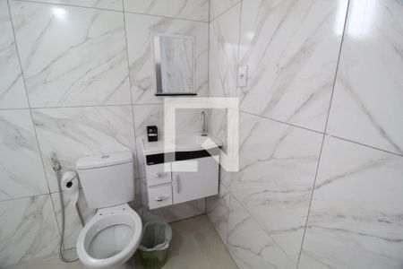 Banheiro de kitnet/studio para alugar com 1 quarto, 35m² em Jardim Inconfidência, Uberlândia