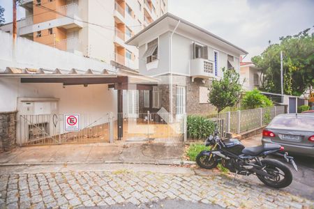 Casa à venda com 160m², 2 quartos e 2 vagas Casa à venda com 160m², 2 quartos e 2 vagasFachada
