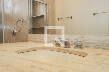 Apartamento à venda com 300m², 4 quartos e 4 vagas Apartamento à venda com 300m², 4 quartos e 4 vagasBanheiro da Suíte 2