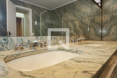 Apartamento à venda com 300m², 4 quartos e 4 vagas Apartamento à venda com 300m², 4 quartos e 4 vagasBanheiro da Suíte 1