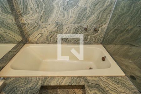 Apartamento à venda com 300m², 4 quartos e 4 vagas Apartamento à venda com 300m², 4 quartos e 4 vagasBanheiro da Suíte 1