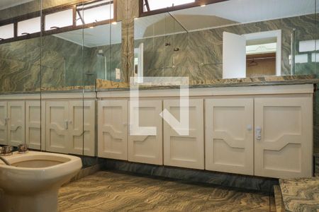 Apartamento à venda com 300m², 4 quartos e 4 vagas Apartamento à venda com 300m², 4 quartos e 4 vagasBanheiro da Suíte 1