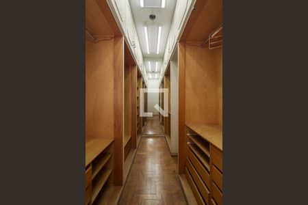 Apartamento à venda com 300m², 4 quartos e 4 vagas Apartamento à venda com 300m², 4 quartos e 4 vagasCloset da Suíte 1