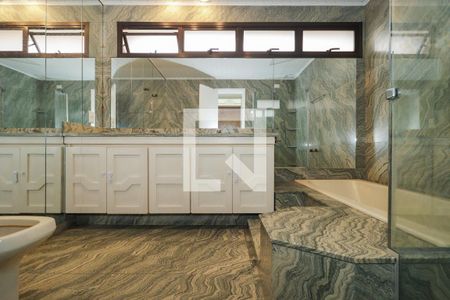 Apartamento à venda com 300m², 4 quartos e 4 vagas Apartamento à venda com 300m², 4 quartos e 4 vagasBanheiro da Suíte 1