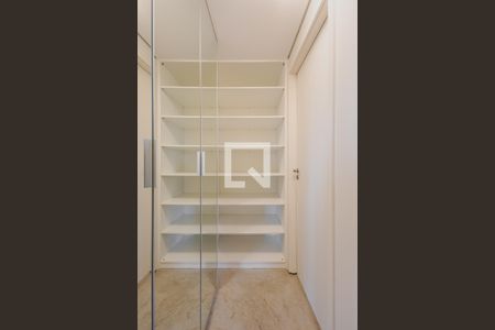 Closet de kitnet/studio para alugar com 1 quarto, 57m² em Jardim das Bandeiras, São Paulo