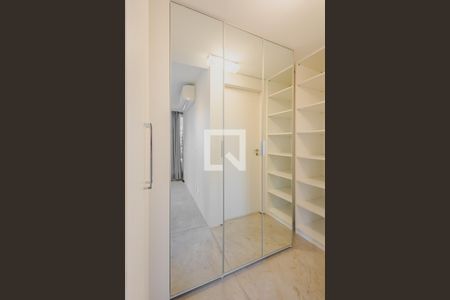 Closet de kitnet/studio para alugar com 1 quarto, 57m² em Jardim das Bandeiras, São Paulo