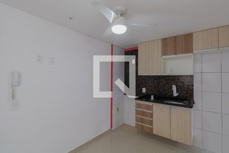 Sala e Cozinha  de apartamento para alugar com 2 quartos, 40m² em Conjunto Residencial José Bonifácio, São Paulo