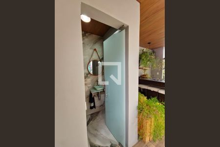 Lavabo de casa para alugar com 6 quartos, 236m² em Alípio de Melo, Belo Horizonte