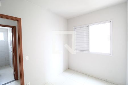 Quarto 1 de apartamento para alugar com 2 quartos, 57m² em Jardim Holanda, Uberlândia