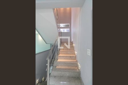 Escada de casa à venda com 3 quartos, 200m² em Cabral, Contagem