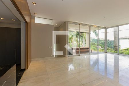 Sala de casa de condomínio para alugar com 3 quartos, 434m² em Vila Alpina, Nova Lima