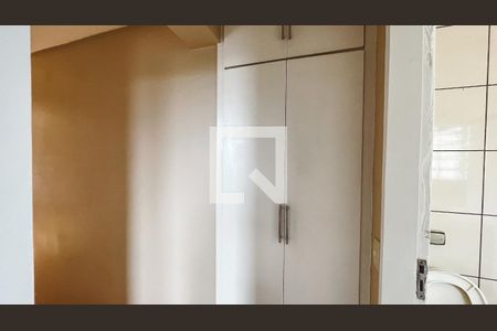 Corredor de apartamento para alugar com 2 quartos, 52m² em Parque Peruche, São Paulo