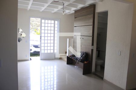 Sala de casa de condomínio para alugar com 2 quartos, 70m² em Vila Nova Bonsucesso, Guarulhos