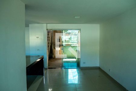 Sala de casa para alugar com 2 quartos, 60m² em Edson Passos, Mesquita