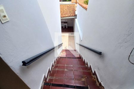 Casa à venda com 149m², 4 quartos e 2 vagas Casa à venda com 149m², 4 quartos e 2 vagasEscada