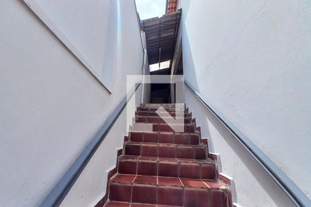 Casa à venda com 149m², 4 quartos e 2 vagas Casa à venda com 149m², 4 quartos e 2 vagasEscada